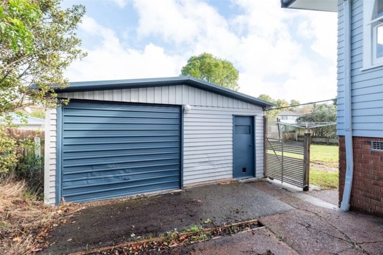 Photo of property in 61 La Rosa Street, Green Bay, Auckland, 0604