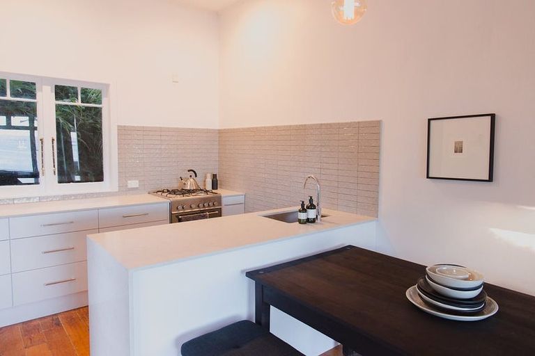 Photo of property in 112 Queen Street, Northcote Point, Auckland, 0627