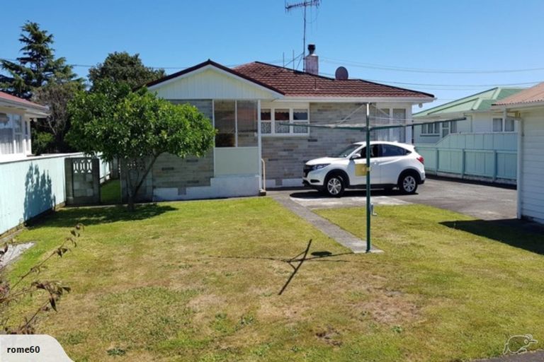 Photo of property in 6 Winchester Street, Levin, 5510