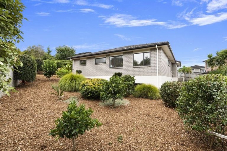 Photo of property in 72 Lake Panorama Drive, Henderson Valley, Auckland, 0612