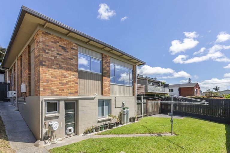 Photo of property in 2/39 Te Atatu Road, Te Atatu South, Auckland, 0610