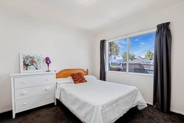 Photo of property in 1/24 Caribbean Drive, Unsworth Heights, Auckland, 0632