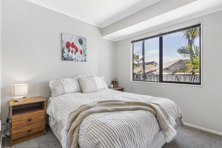 Photo of property in 15 Pinewood Grove, Botany Downs, Auckland, 2010