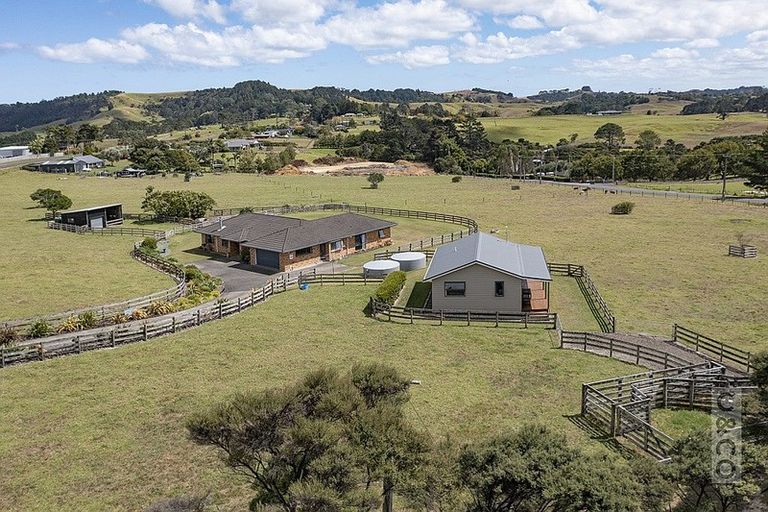 Photo of property in 118 Cottle Road, Taupaki, Henderson, 0782