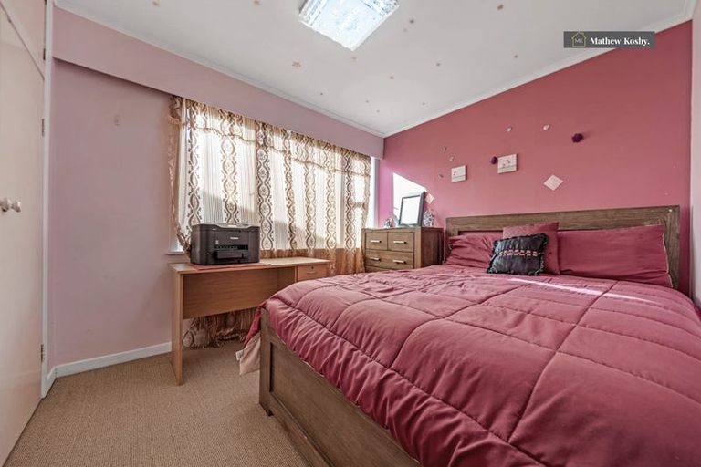 Photo of property in 17 Tiroroa Avenue, Te Atatu South, Auckland, 0610