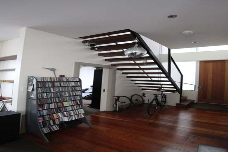 Photo of property in 54 Hawker Street, Mount Victoria, Wellington, 6011