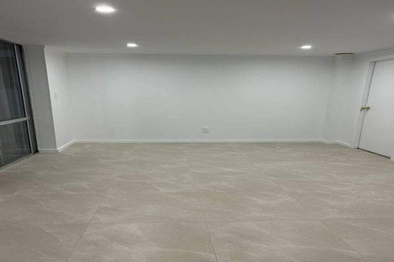 Photo of property in 2/1004 East Coast Road, Northcross, Auckland, 0630