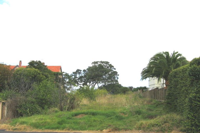 Photo of property in 13 Stanley Point Road, Stanley Point, Auckland, 0624