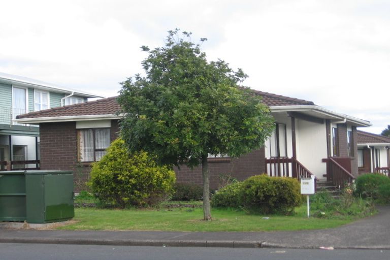 Photo of property in 3/122 Waimumu Road, Massey, Auckland, 0614