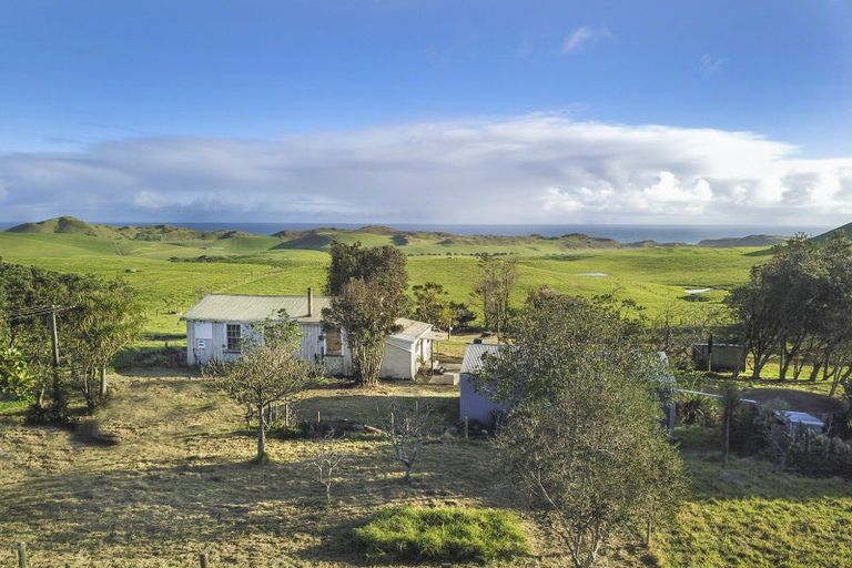 Photo of property in 210 Rehutai Road, Baylys Beach, Dargaville, 0377