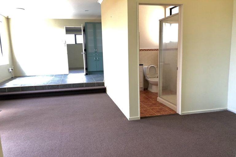 Photo of property in 2 Ballyward Close, East Tamaki, Auckland, 2013