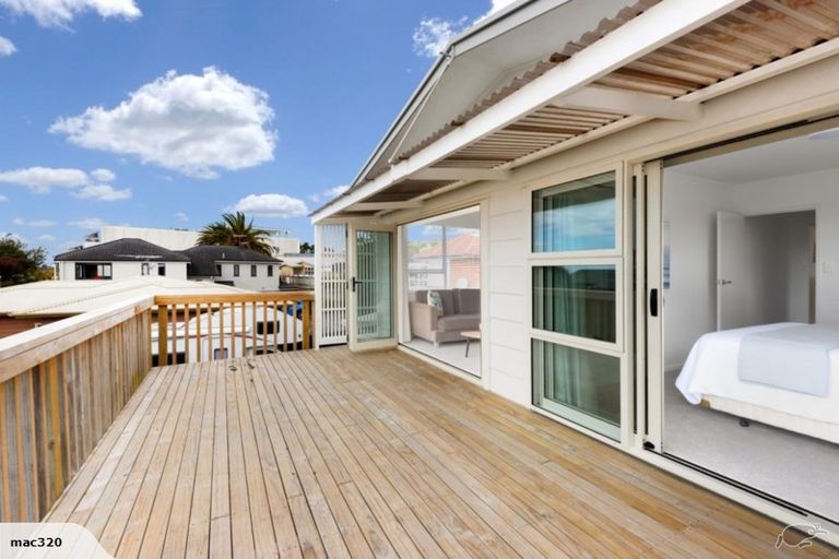 Photo of property in 2/611 Beach Road, Rothesay Bay, Auckland, 0630