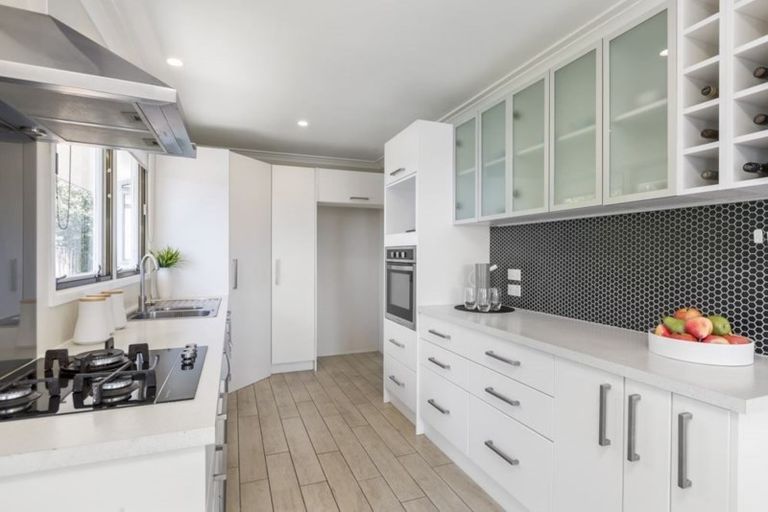 Photo of property in 10 Nor'east Drive, Northcross, Auckland, 0632