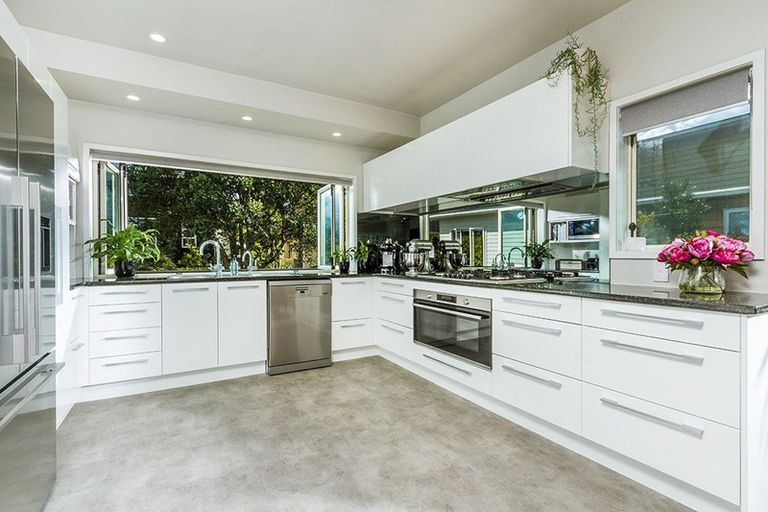 Photo of property in 24 Muritai Road, Milford, Auckland, 0620