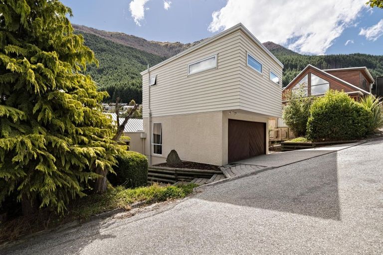 Photo of property in 8 Mackinnon Terrace, Sunshine Bay, Queenstown, 9300