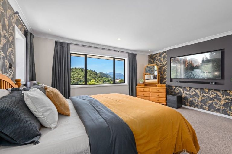 Photo of property in 6 West Terrace, Picton, 7220