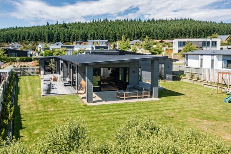 Photo of property in 9 Centre Crescent, Wanaka, 9305