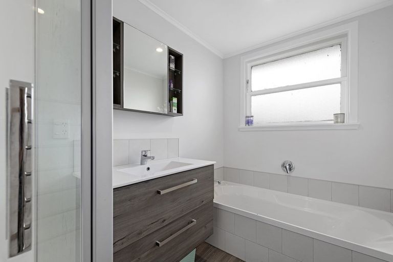 Photo of property in 15 Whirinaki Crescent, Heretaunga, Upper Hutt, 5018