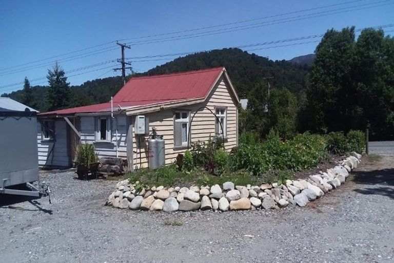 Photo of property in 124 Main Road, Blackball, 7804