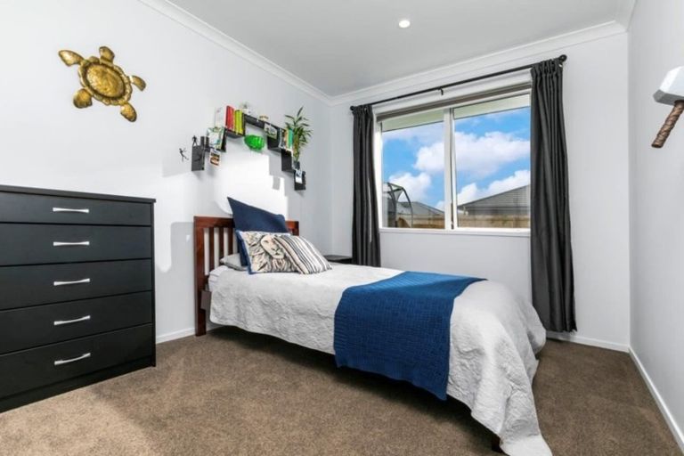 Photo of property in 5 Aporo Drive, Kumeu, 0810