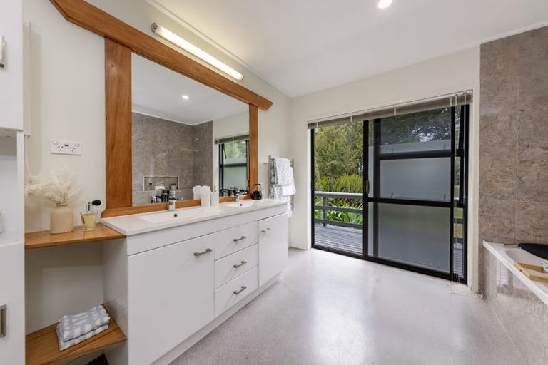 Photo of property in 1070 Scenic Drive North, Swanson, Auckland, 0816