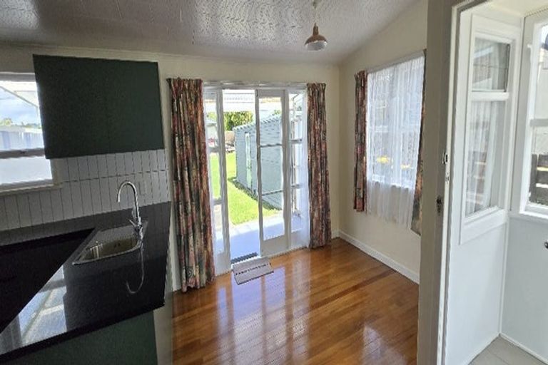 Photo of property in 67 View Road, Henderson, Auckland, 0612