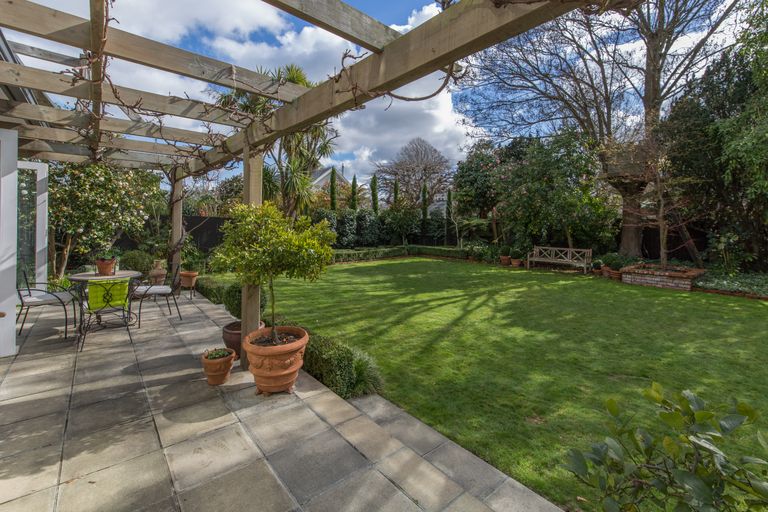 Photo of property in 166 Fendalton Road, Fendalton, Christchurch, 8052