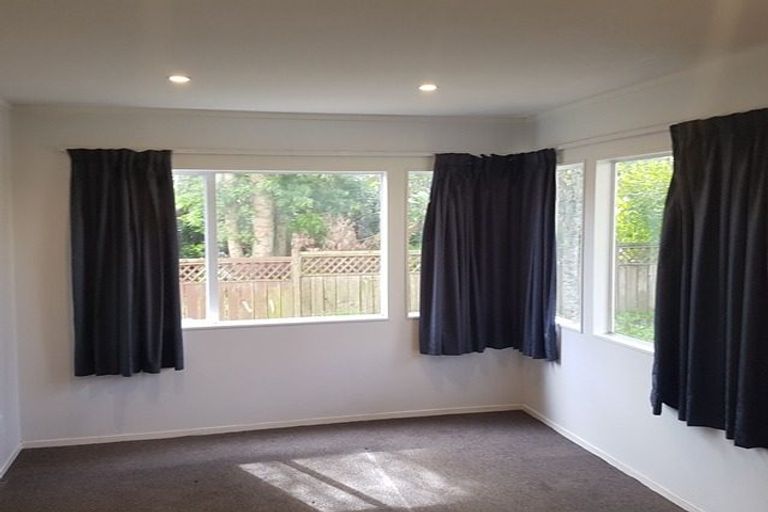 Photo of property in 60 Lagoon Way, West Harbour, Auckland, 0618