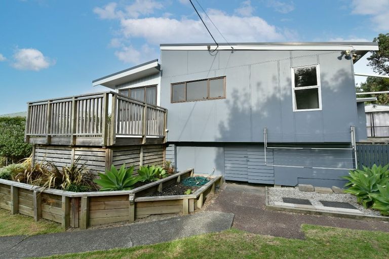Photo of property in 1 Surf Road, Stanmore Bay, Whangaparaoa, 0932