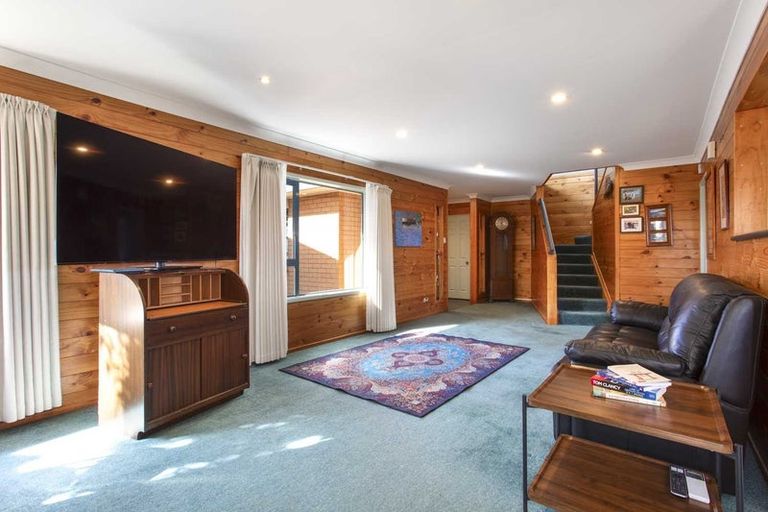 Photo of property in 35c Edmonton Road, Henderson, Auckland, 0612