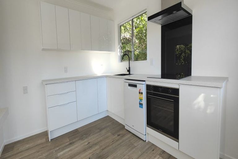 Photo of property in 2/4 Glanmire Road, Newlands, Wellington, 6037