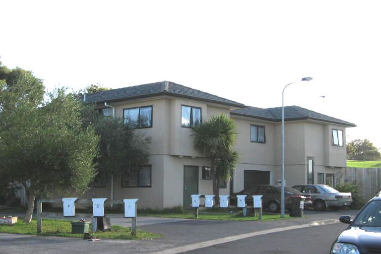 Photo of property in 4/2 Juliana Way, Glendene, Auckland, 0602