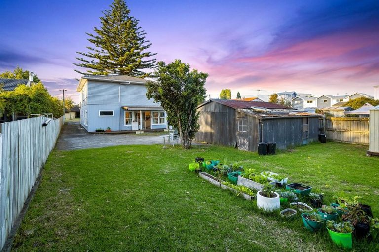 Photo of property in 14 Yeovil Road, Te Atatu Peninsula, Auckland, 0610