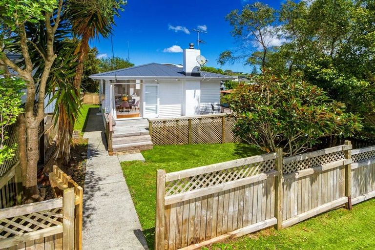 Photo of property in 1/4 Bond Crescent, Forrest Hill, Auckland, 0620