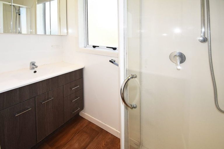 Photo of property in 52 Beaubank Road, Kelston, Auckland, 0602