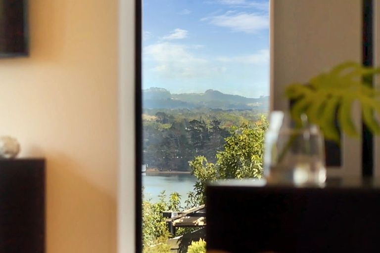 Photo of property in 17 Chatham Avenue, Paremoremo, Auckland, 0632