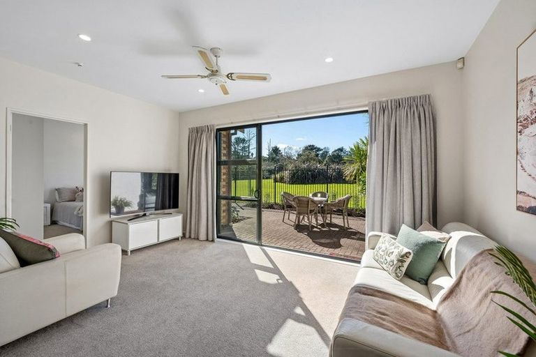 Photo of property in 8/9-13 Fields Parade, Oteha, Auckland, 0632