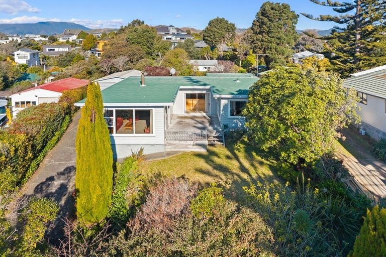 Photo of property in 38 Queens Road, Waikanae Beach, Waikanae, 5036