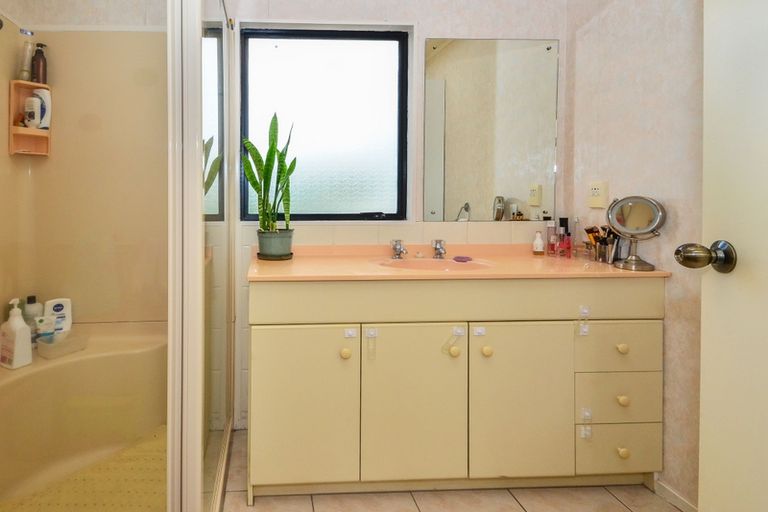 Photo of property in 2/9 Bellville Drive, Clendon Park, Auckland, 2103