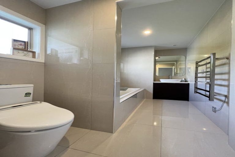 Photo of property in 2a Eastcliffe Road, Castor Bay, Auckland, 0620