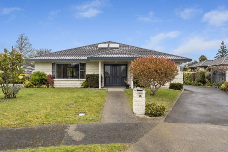 Photo of property in 14 Brookfield Place, Paraparaumu, 5032