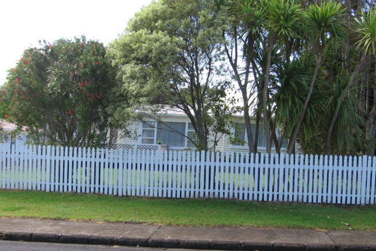 Photo of property in 15 Longburn Road, Henderson, Auckland, 0610
