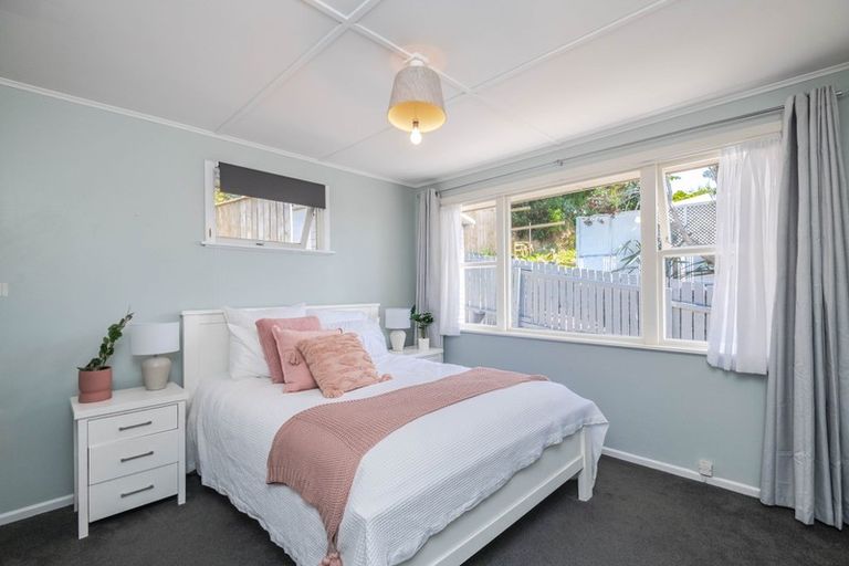 Photo of property in 58 Catherine Crescent, Paparangi, Wellington, 6037