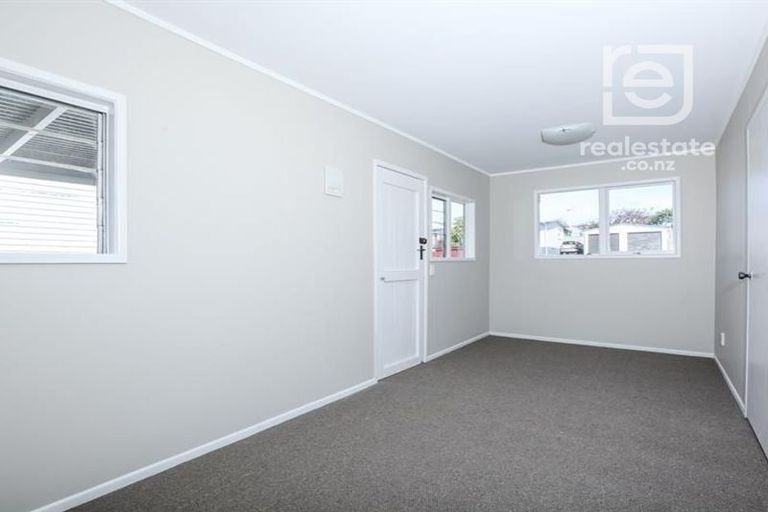 Photo of property in 90 Divich Avenue, Te Atatu South, Auckland, 0602