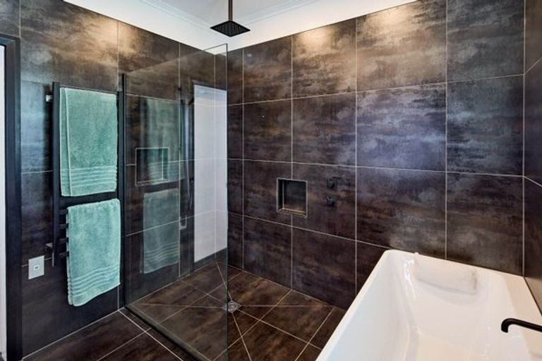 Photo of property in 135 Seaview Road, Paraparaumu Beach, Paraparaumu, 5032