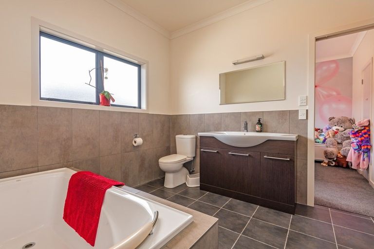 Photo of property in 8 Crabapple Close, Milson, Palmerston North, 4414