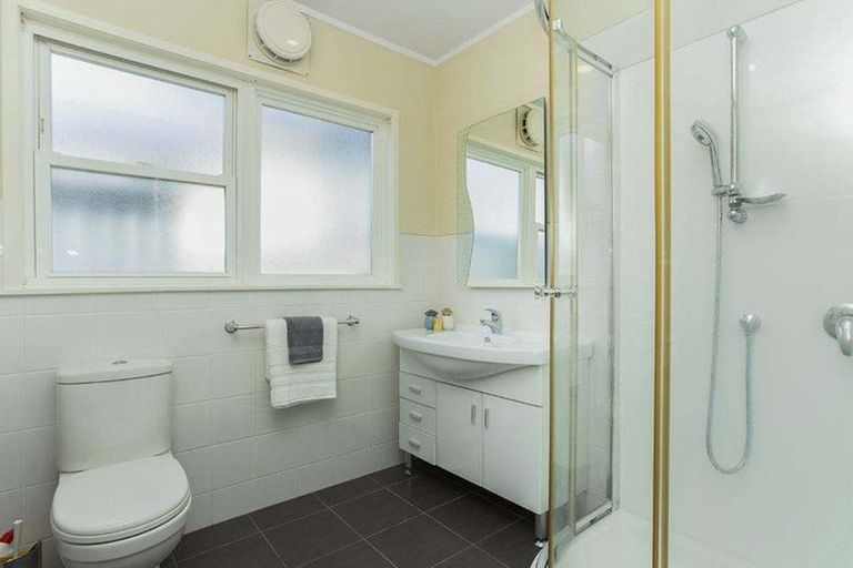 Photo of property in 2/5 Wanaka Place, Pakuranga Heights, Auckland, 2010