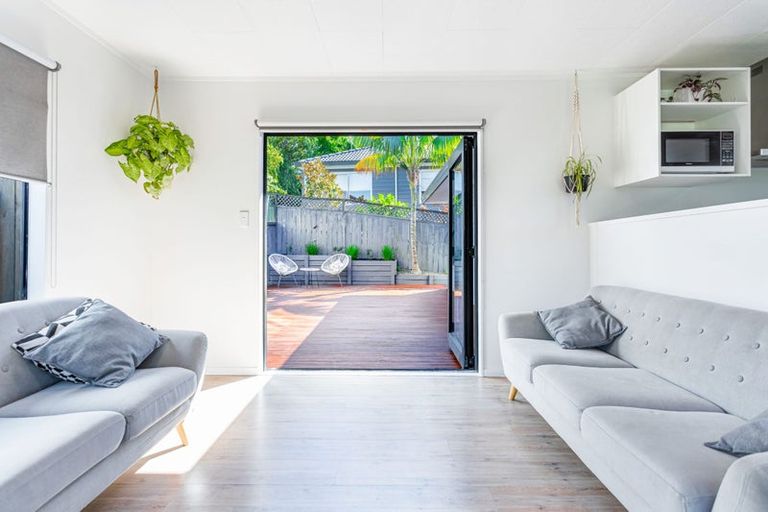 Photo of property in 10 Amery Place, West Harbour, Auckland, 0618