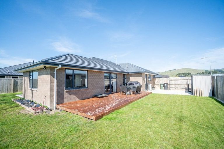 Photo of property in 8 Cyprus Place, Fitzherbert, Palmerston North, 4410