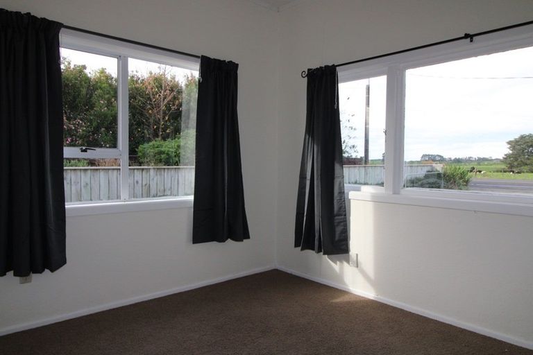 Photo of property in 464 South Road, Omata, New Plymouth, 4374
